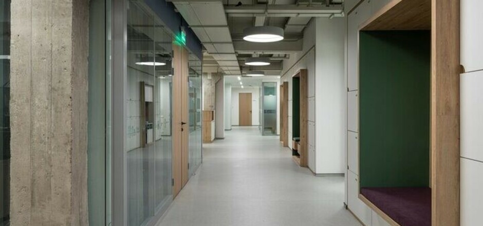 Nayada установила проектную мебель для Б. Браун